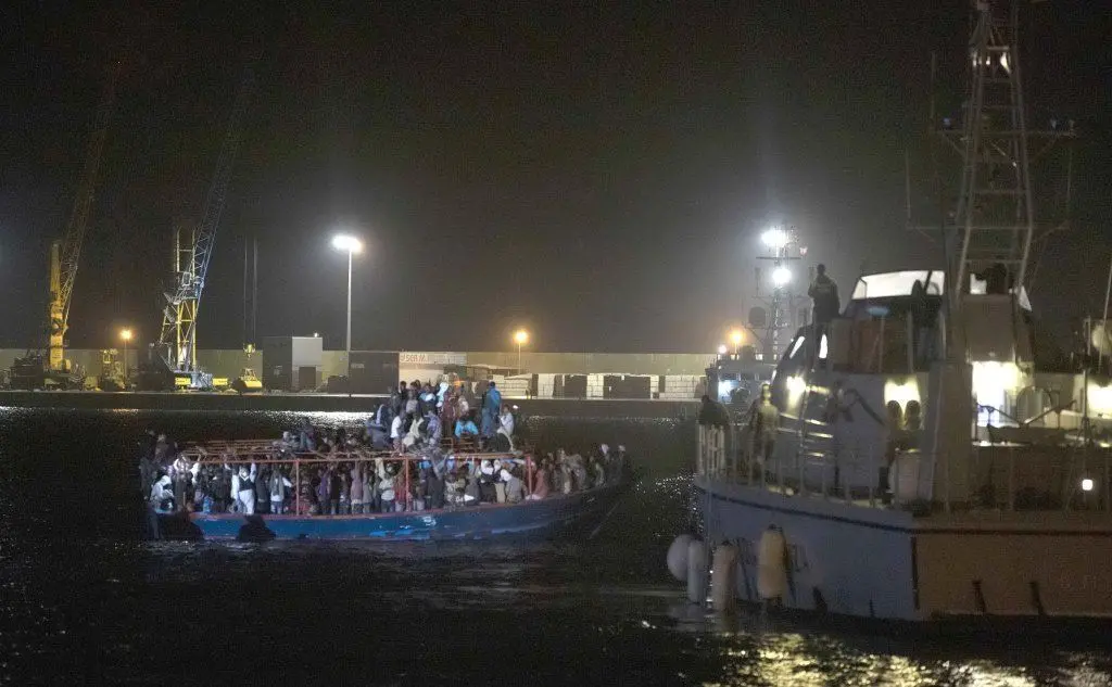 L'arrivo del barcone carico di migranti a Pozzallo
