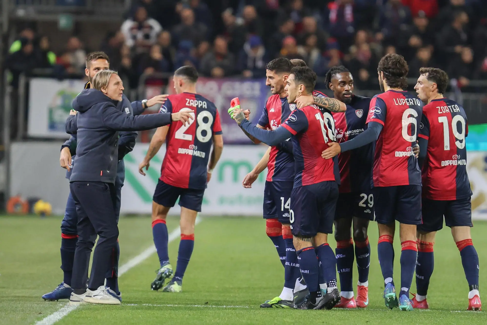 L'esultanza di Nicolas Viola per il gol del momentaneo 1-0 in Cagliari-Genoa (foto Ansa)