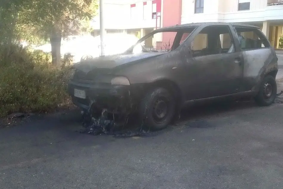 Auto incendiata questa notte in via Dalmazia