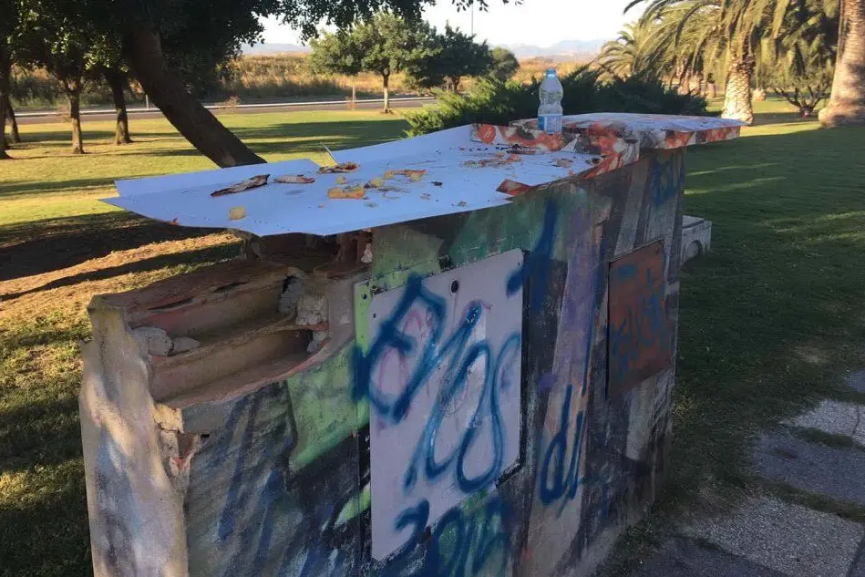 Cartoni di pizza abbandonati nei giardini di via Fiume