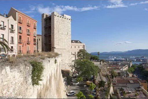 Il cuore di Cagliari sta morendo: il declino del Castello, tra negozi chiusi e ascensori in tilt