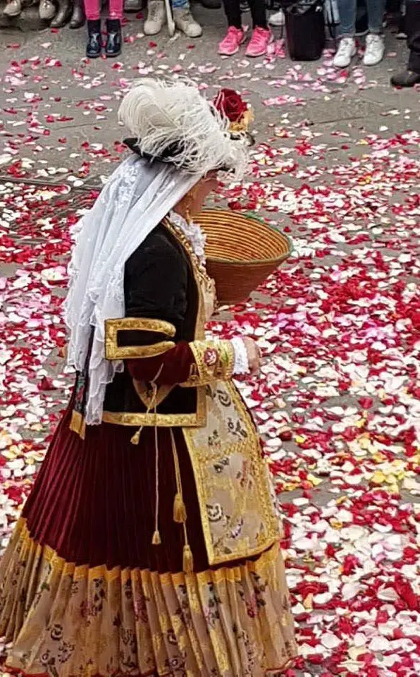 Una donna in costume si occupa de &quot;sa ramadura&quot; (foto Paolo Santus)