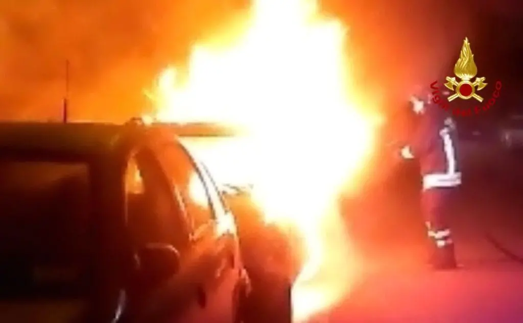 Auto in fiamme (foto Vvf)