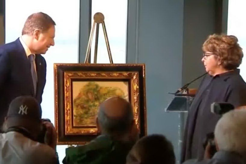 La consegna del quadro di Renoir alla legittima proprietaria Sylvie Sulitzer. (Foto Ansa)