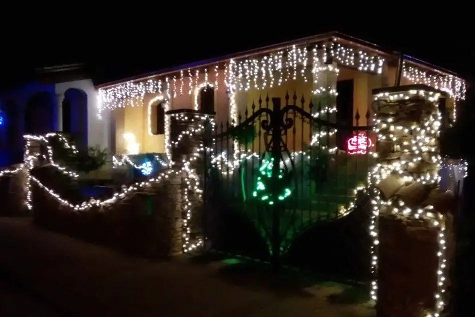 La casa della famiglia Mascia illuminata per Natale (foto Severino Sirigu)