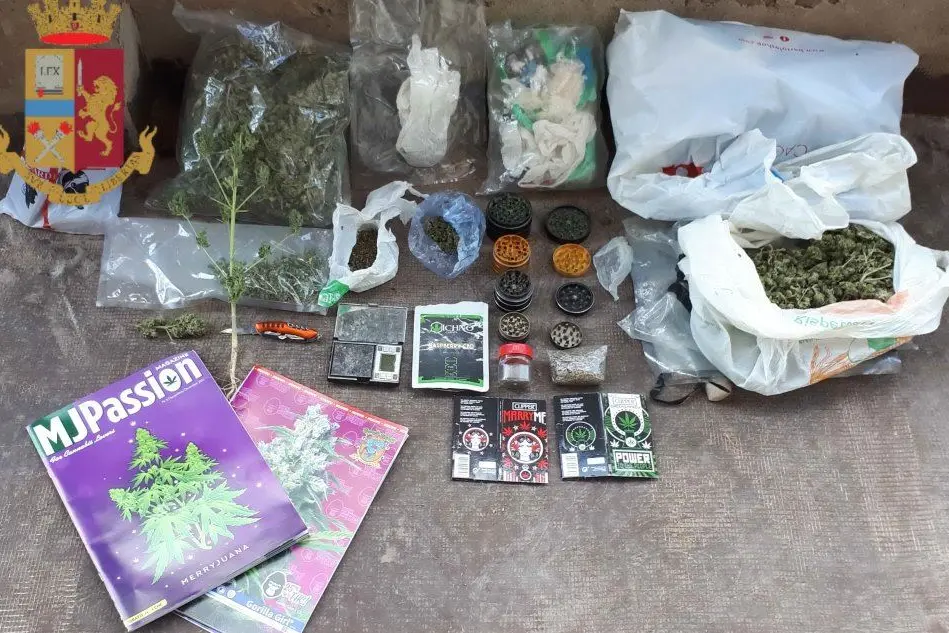 Droga, semi e riviste sequestrate nell'abitazione (Foto Polizia di Stato)