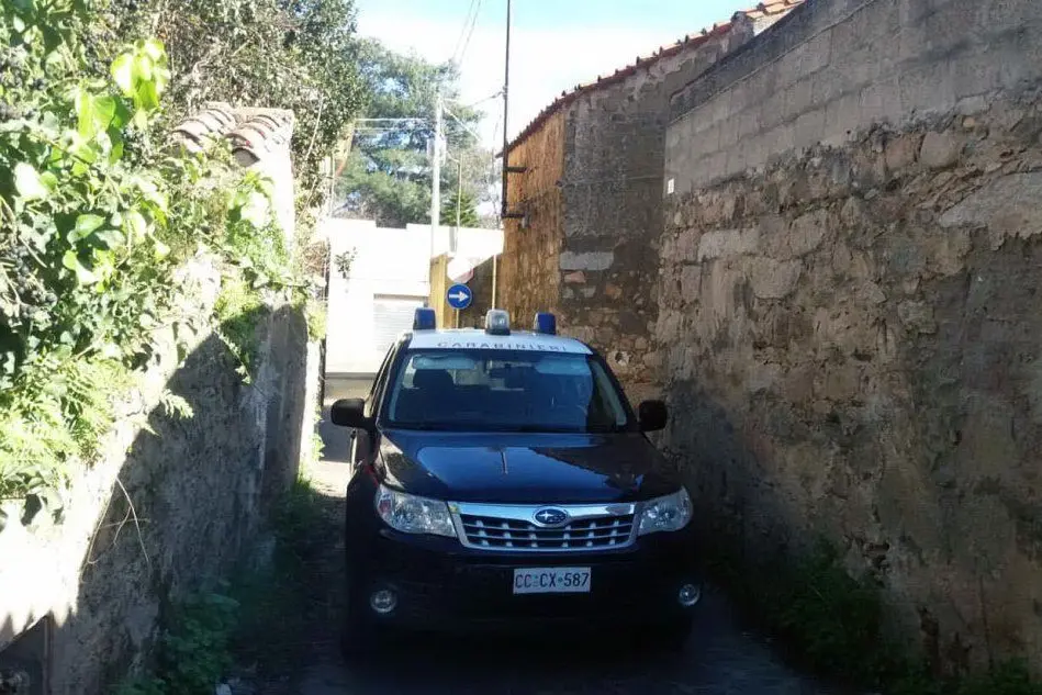 I carabinieri davanti alla casa dell'anziana truffata (L'Unione Sarda - Pintori)