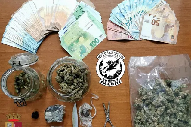 Il materiale sequestrato (foto polizia)
