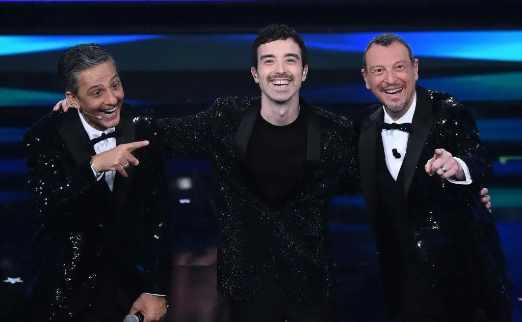 Lo scatto ironico di Fiorello, Diodato e Amadeus: \"Riprendiamo da dove abbiamo concluso lo scorso anno\"