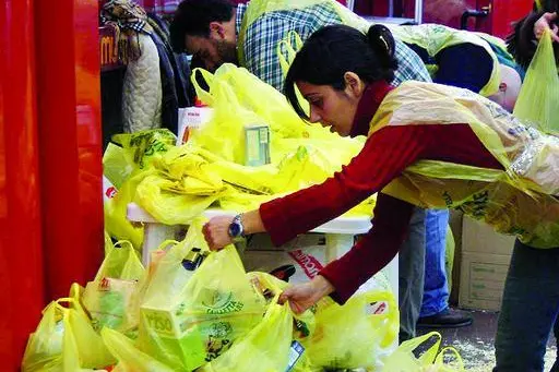Volontari per la raccolta alimentare (foto archivio L'Unione Sarda)