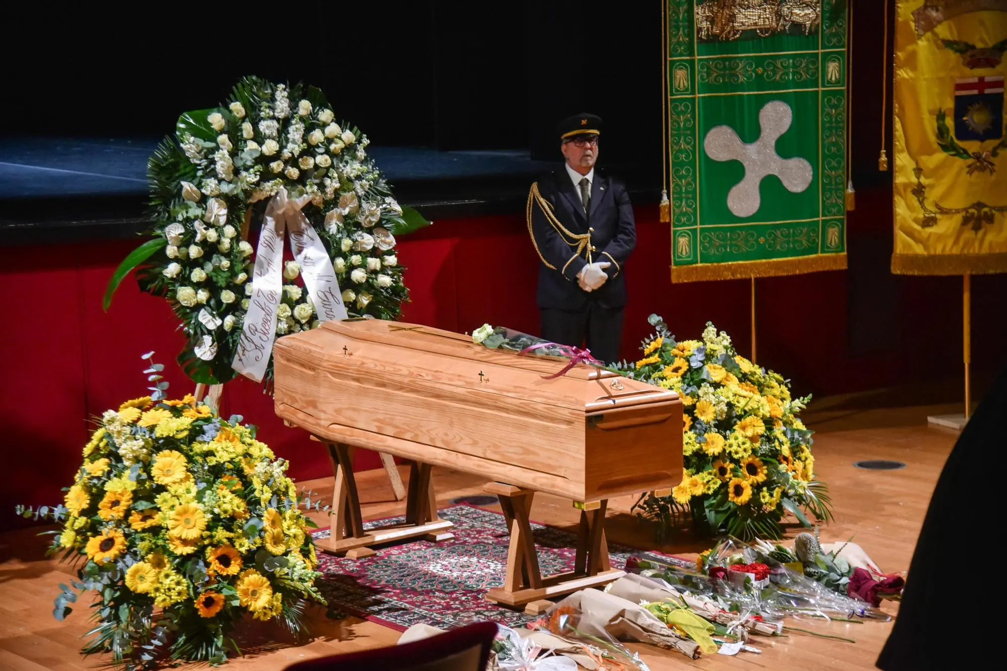 Camera ardente di Ornella Vanoni al Piccolo Teatro (ANSA/MATTEO CORNER)