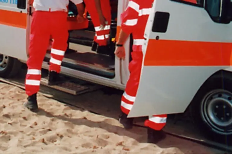 Un'ambulanza in spiaggia