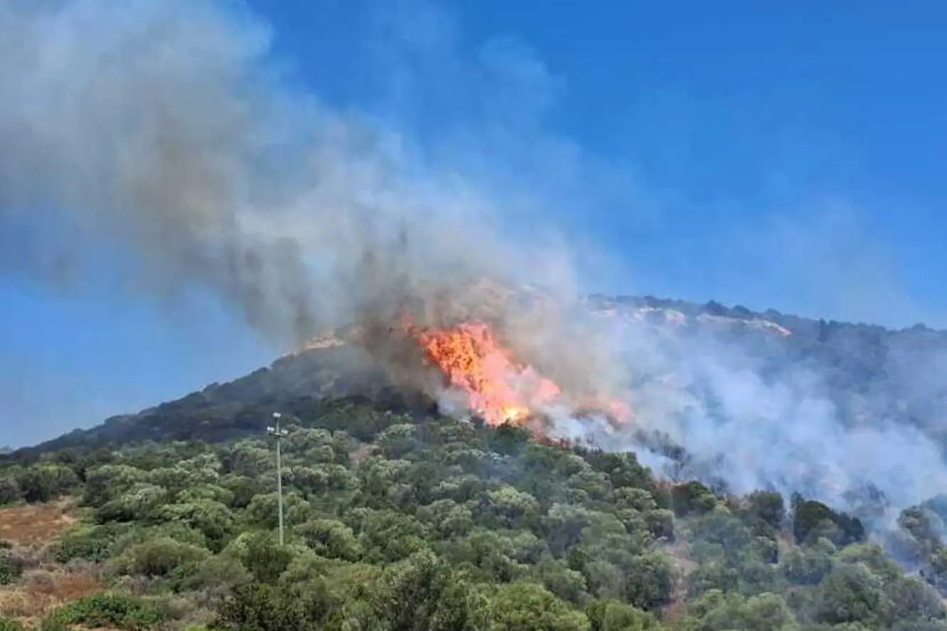 L’Isola avvolta dalle fiamme