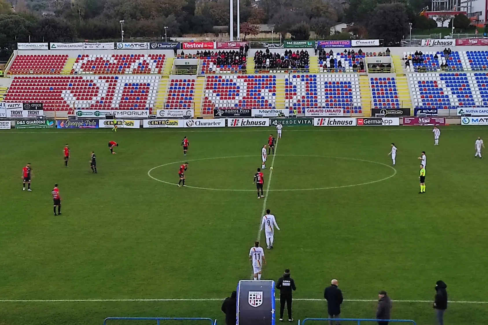 Il calcio d'inizio fra Torres e Recanatese (foto G. Marras)