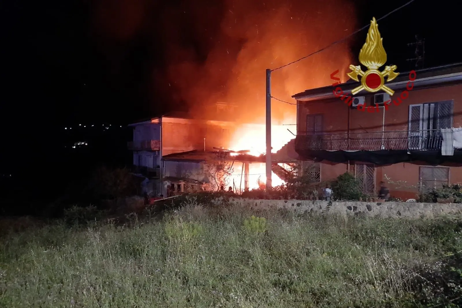 L'incendio a Sortino (foto Twitter - Vigili del fuoco)