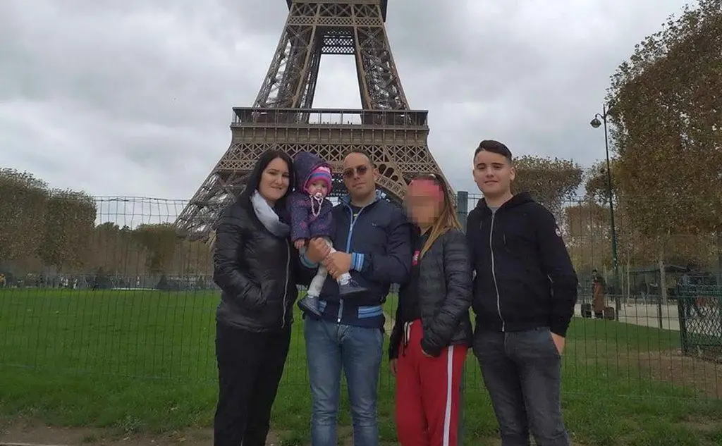 Da sinistra: Stefania Catanzaro, con suo marito Giuseppe Giordano, sopravvissuto, durante una vacanza a Parigi con i loro figli tra cui Rachele (1 anno) e Federico (15 anni) morti a Casteldaccia (Ansa)