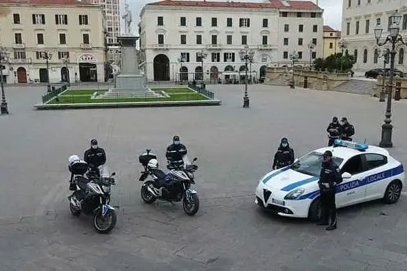 La Polizia municipale schierata a Sassari (Ansa)