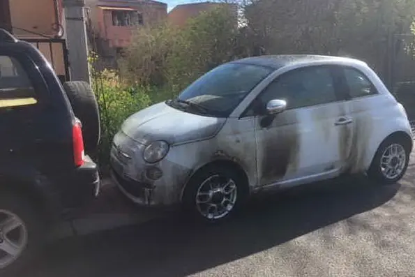 La "500" incendiata a Santa Giusta