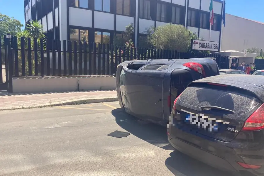 L'auto rovesciata in via Nuoro davanti alla caserma dei carabinieri (foto Vercelli)