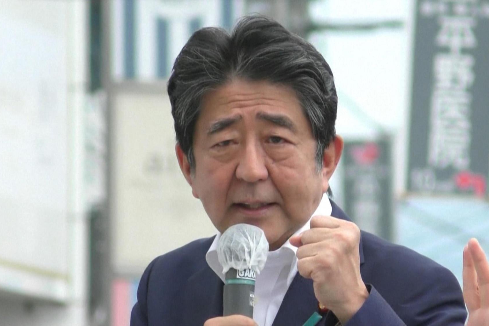 Tokyo, 4.300 persone ai funerali di Shinzo Abe: polemica per le mascherine anti-Covid