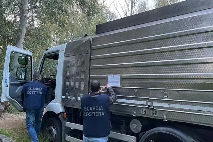 L'autospurgo sequestrato (foto Capitaneria)
