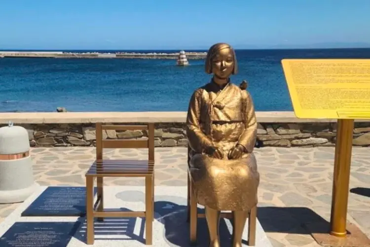 La statua simbolo della violenza sulle donne a Stintino (foto concessa)