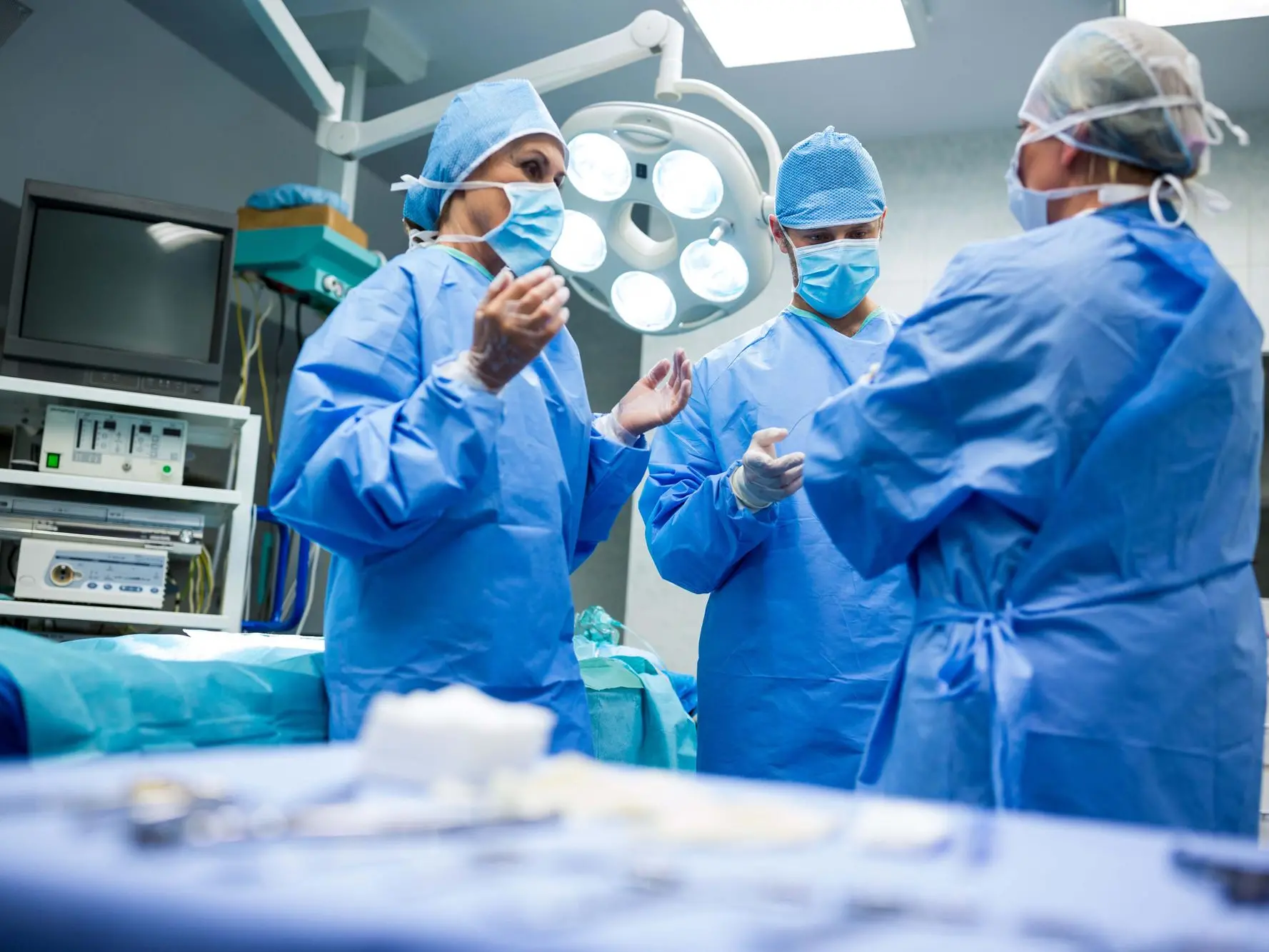 Surgeons interacting with each other in operation room at hospital sala operatoria simbolo