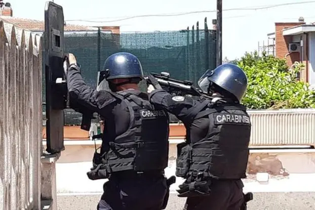 Il blitz del Gis (foto Carabinieri)