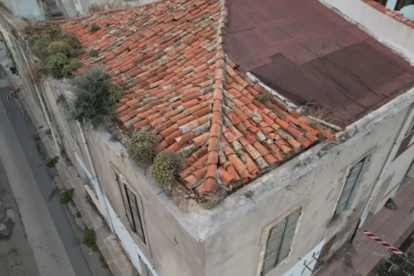 L'edificio pericolante a Porto Torres (foto Pala)