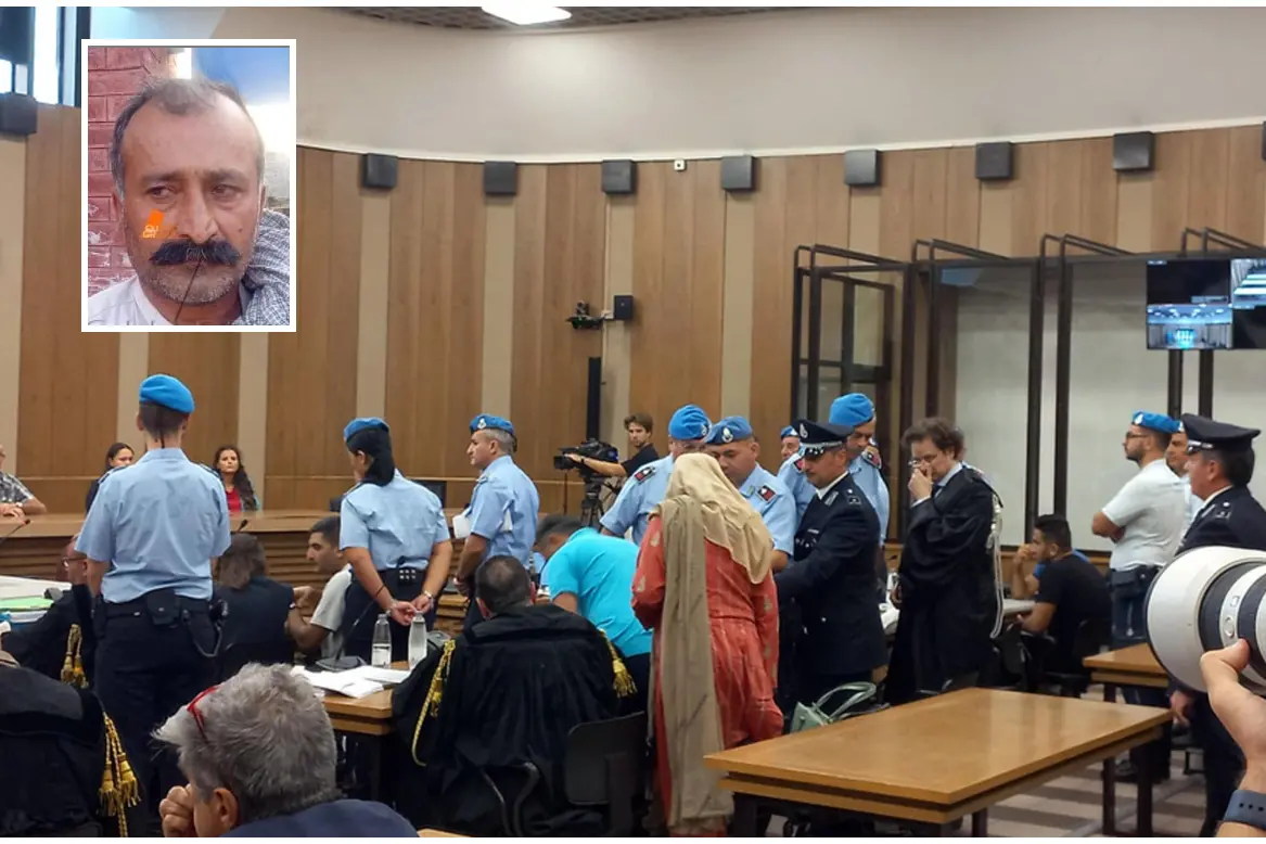 Il processo a Reggio Emilia, nel riquadro Shabbar Abbas (Ansa)