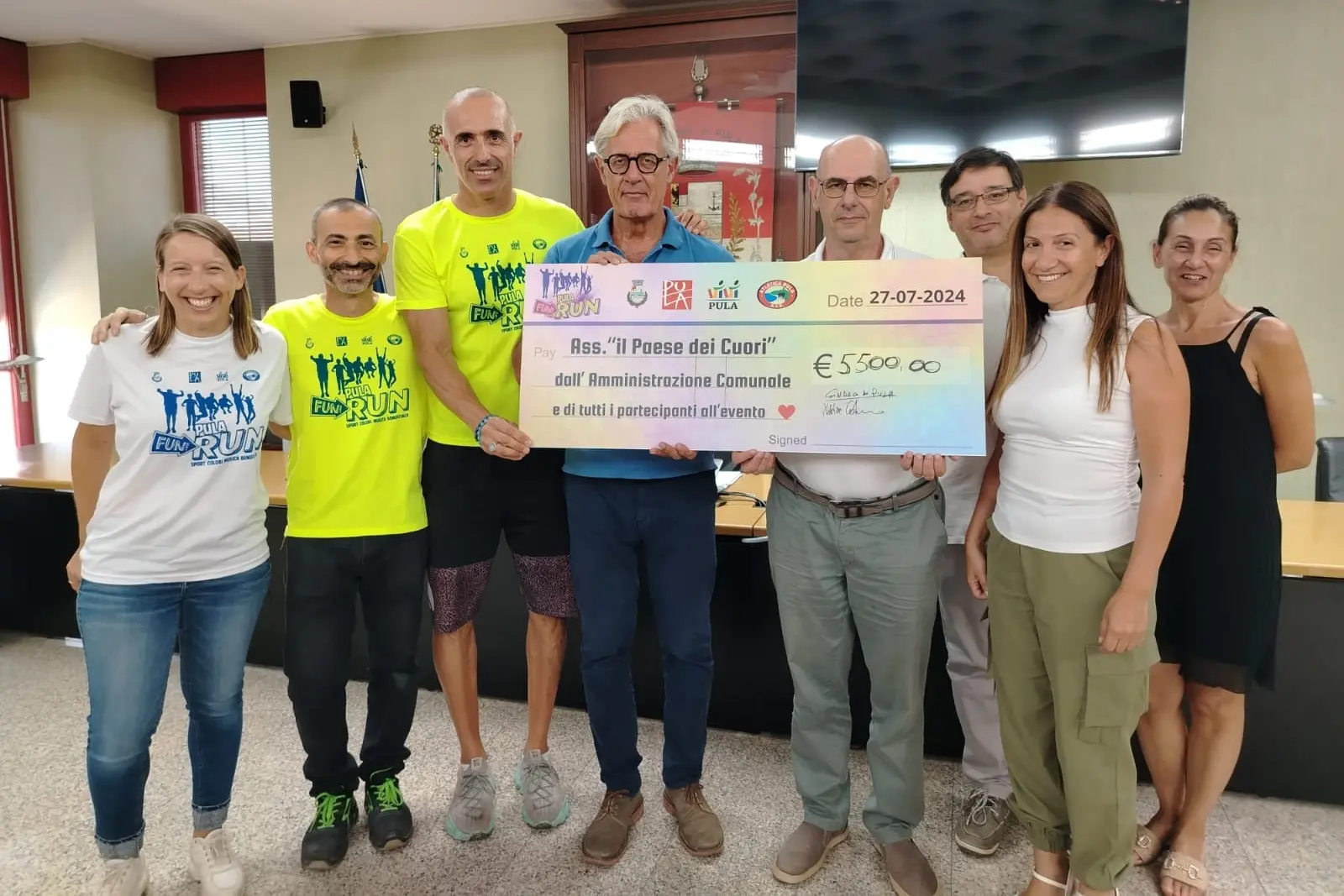 L'assegno donato lo scorso anno grazie alla Pula fun run (foto Murgana)