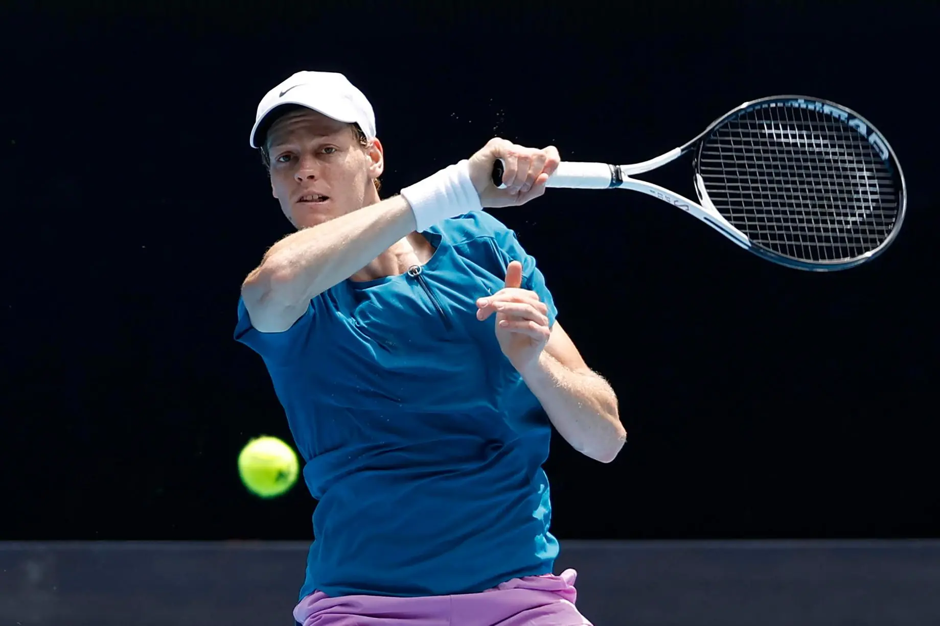 epa10407993 Jannik Sinner of Italy in action against Kyle Edmund of Great Britain during a Men’s Singles 1st round match on Day 1 of the 2023 Australian Open tennis tournament at Melbourne Park in Melbourne, Australia, 16 January 2023. EPA/DIEGO FEDELE AUSTRALIA AND NEW ZEALAND OUT