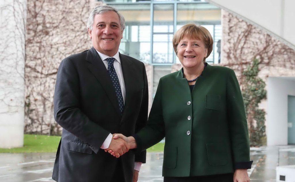 Antonio Tajani con la Cancelliera Angela Merkel.