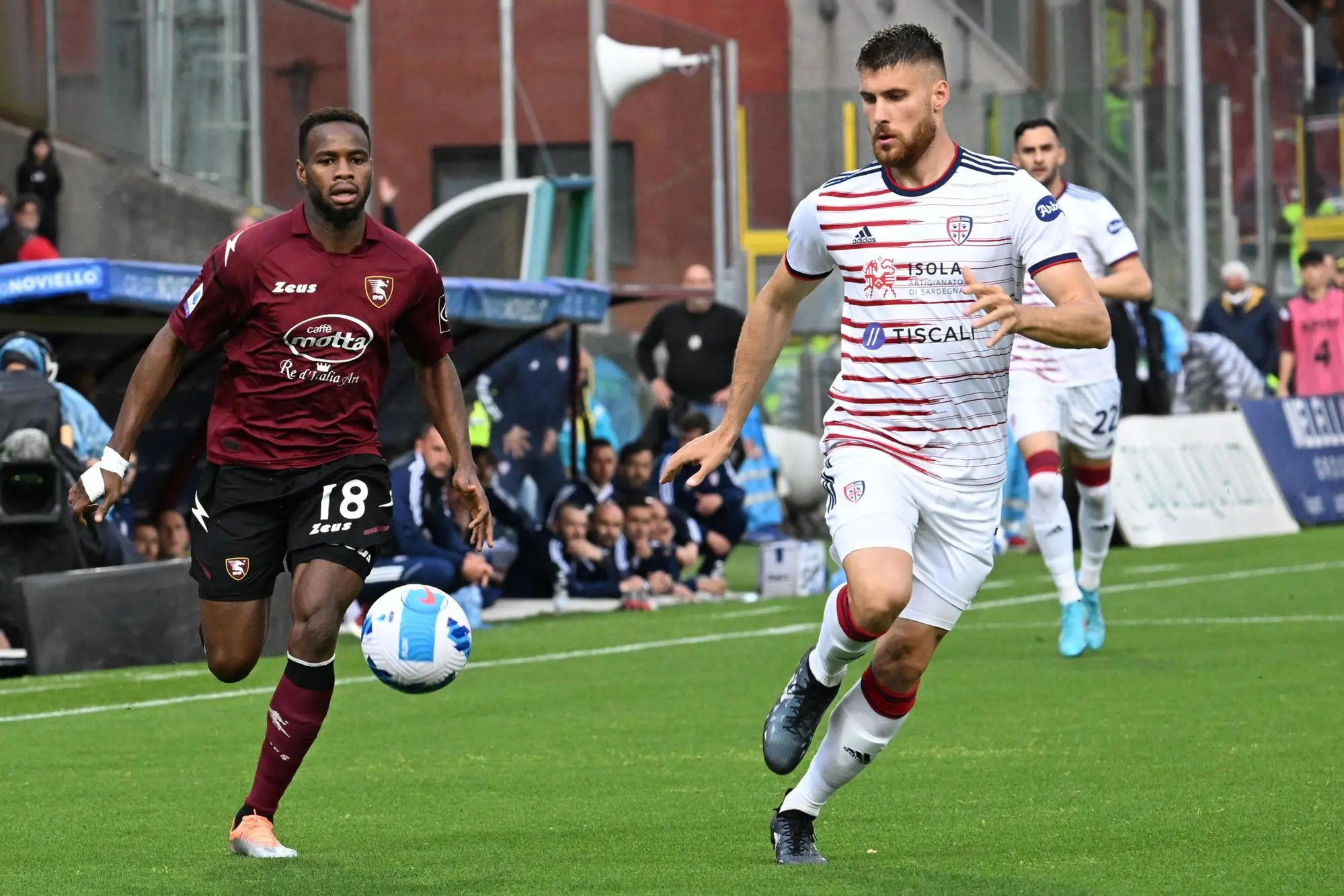 Salernitana’s Lassana Coulibaly and Cagliari's Giorgio Altare in action during the Italian Serie A soccer match US Salernitana vs Cagliari Calcio at the Arechi stadium in Salerno, Italy, 08 May 2022. ANSA/MASSIMO PICA