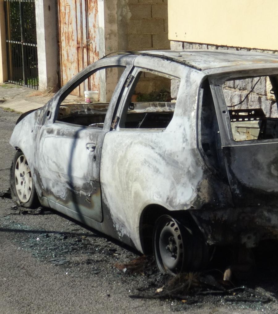 Distrutta dal fuoco l’auto di un muratore