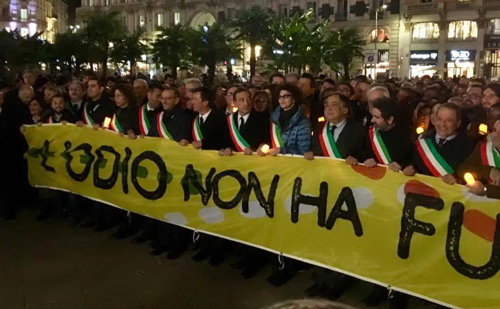 Milano, sindaci in piazza per solidarietà a Liliana Segre