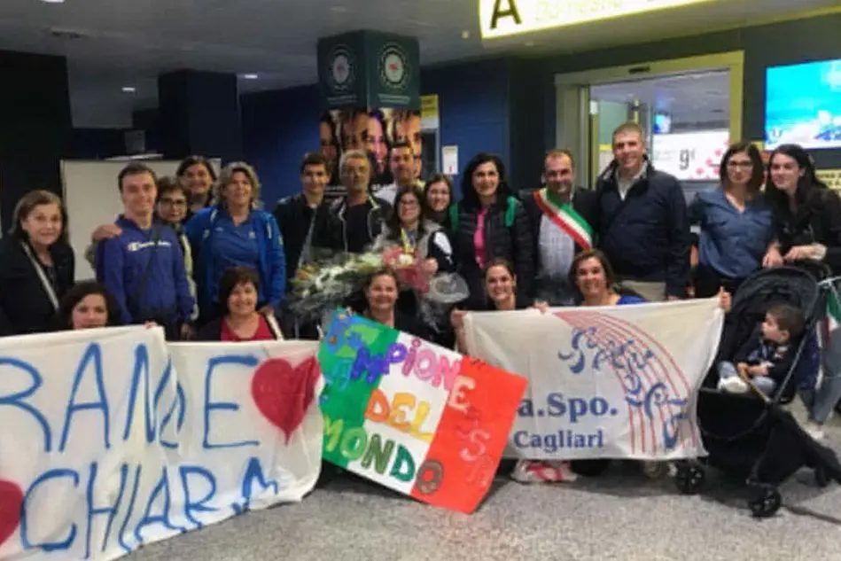 L'accoglienza per Chiara Statzu all'aeroporto (foto Antonio Pintori)