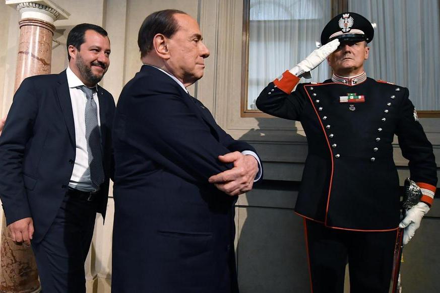 Ore febbrili per la corsa al Quirinale, Berlusconi si ritira (e dice no a Draghi). Ma l’opzione premier resta in campo