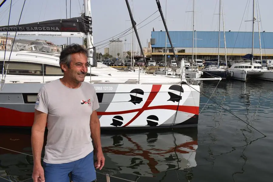 Andrea Mura davanti alla sua barca ormeggiata nel porto di Cagliari (foto C.A.M.)