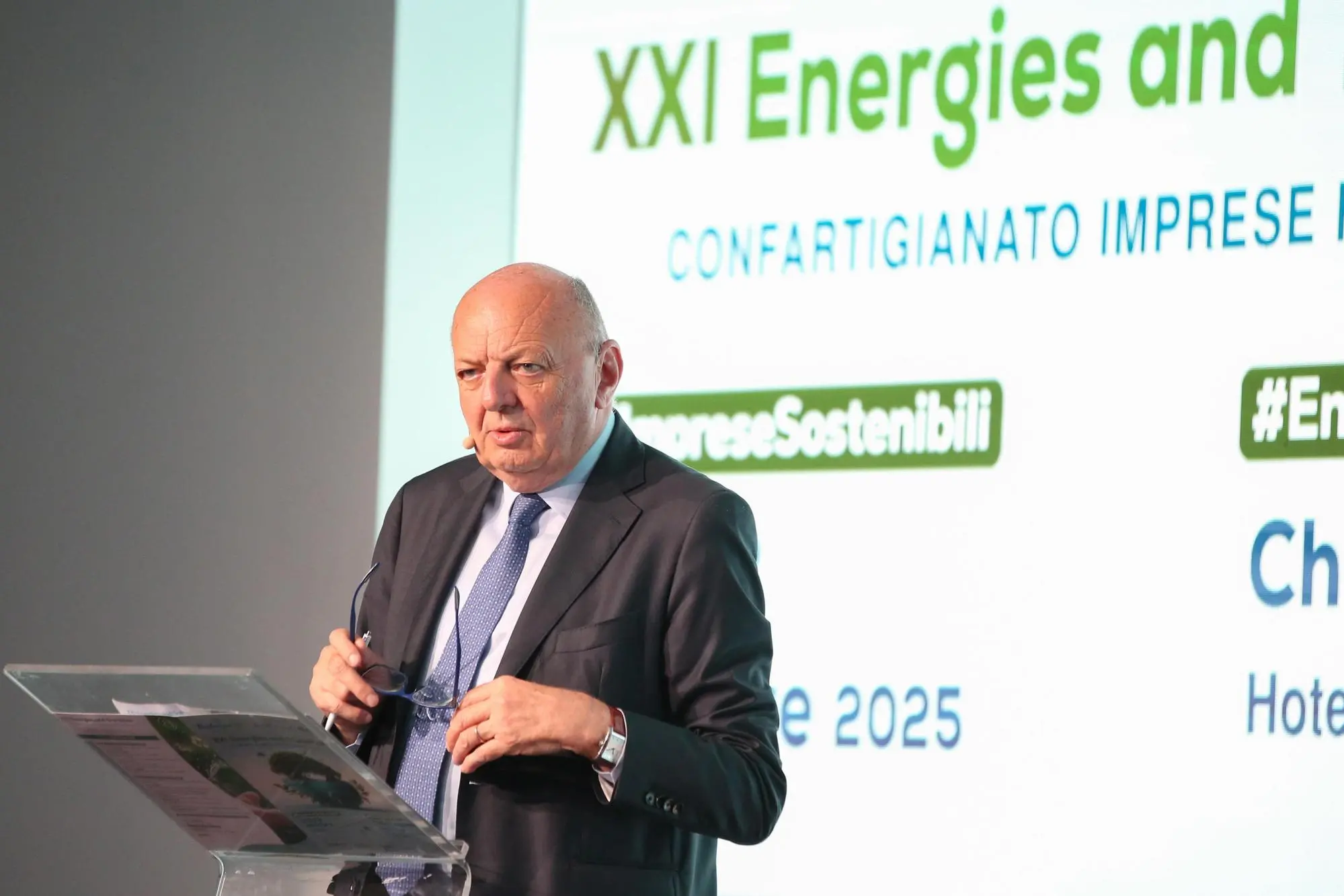 Gilberto Pichetto Fratin, ministro dell'Ambiente e della Sicurezza energetica, interviene alla convention di Confartigianato High School (Ansa)