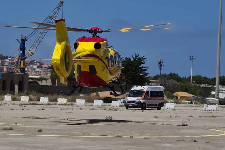 L'elisoccorso e l'ambulanza dei volontari di Calasetta al porto di Sant'Antioco (foto Murru)