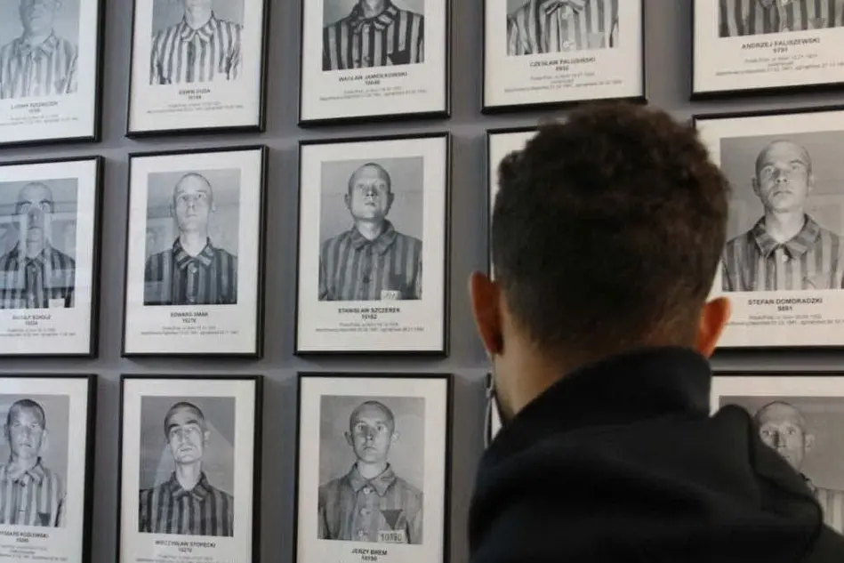 Un ragazzo in visita al campo di concentramento di Auschwitz