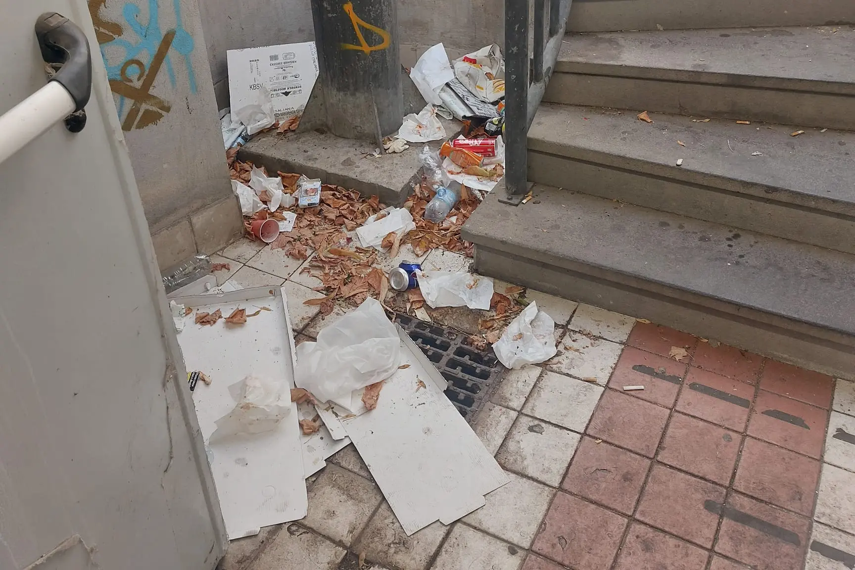 Macomer, il degrado all'ingresso dei parcheggi interrati