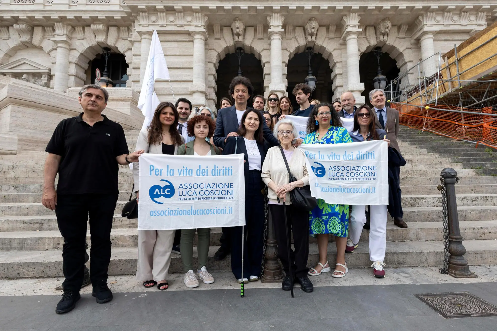 Marco Cappato, Mina Welby e l'associazione Luca Coscioni durante la consegna in Cassazione di una proposta di legge di iniziativa popolare per la legalizzazione dell'eutanasia (Ansa)
