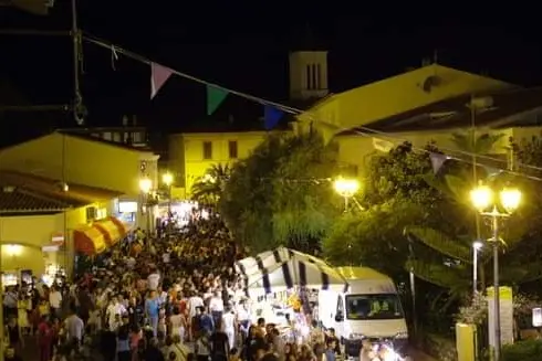 Il mercatino estivo serale di San Teodoro (foto Tellini)