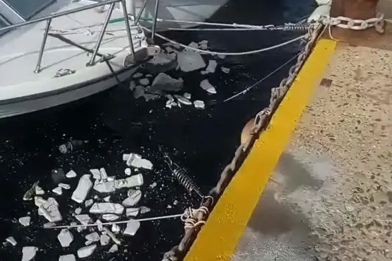 Il polistirolo in mare (foto L'Unione Sarda - Pala)