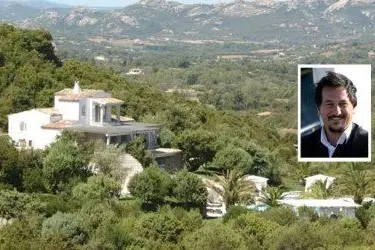 L'esterno della villa, nel riquadro Paolo Atzara