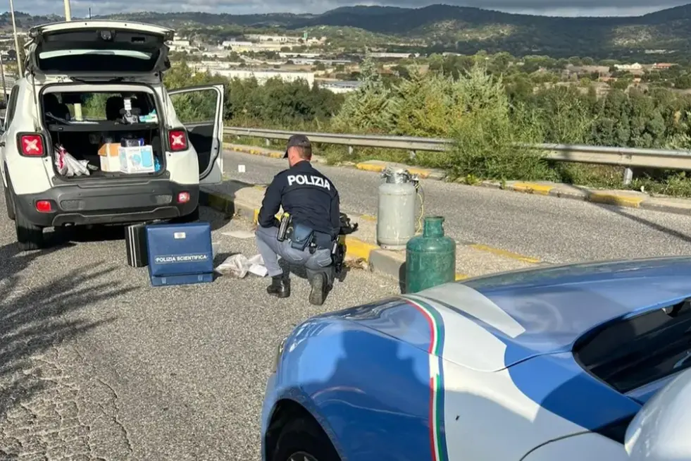 I rilievi dopo il colpo a Pratosardo (archivio L'Unione Sarda)