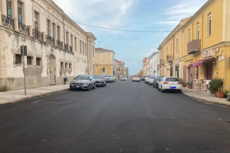 Nuovo asfalto davanti alle scuole De Amicis (Pala)