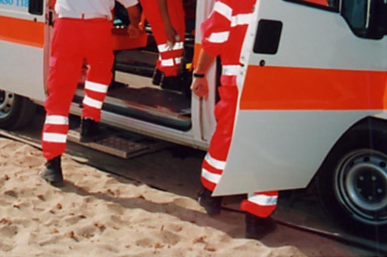 Si accascia e muore in spiaggia: il dramma a Costa Rei